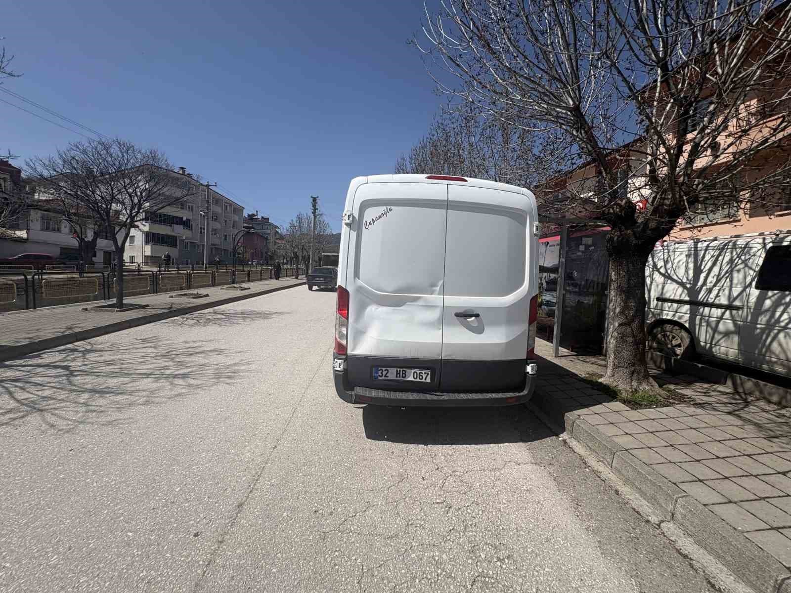 Panelvan araca çarpan motosiklet sürücüsü yaralandı