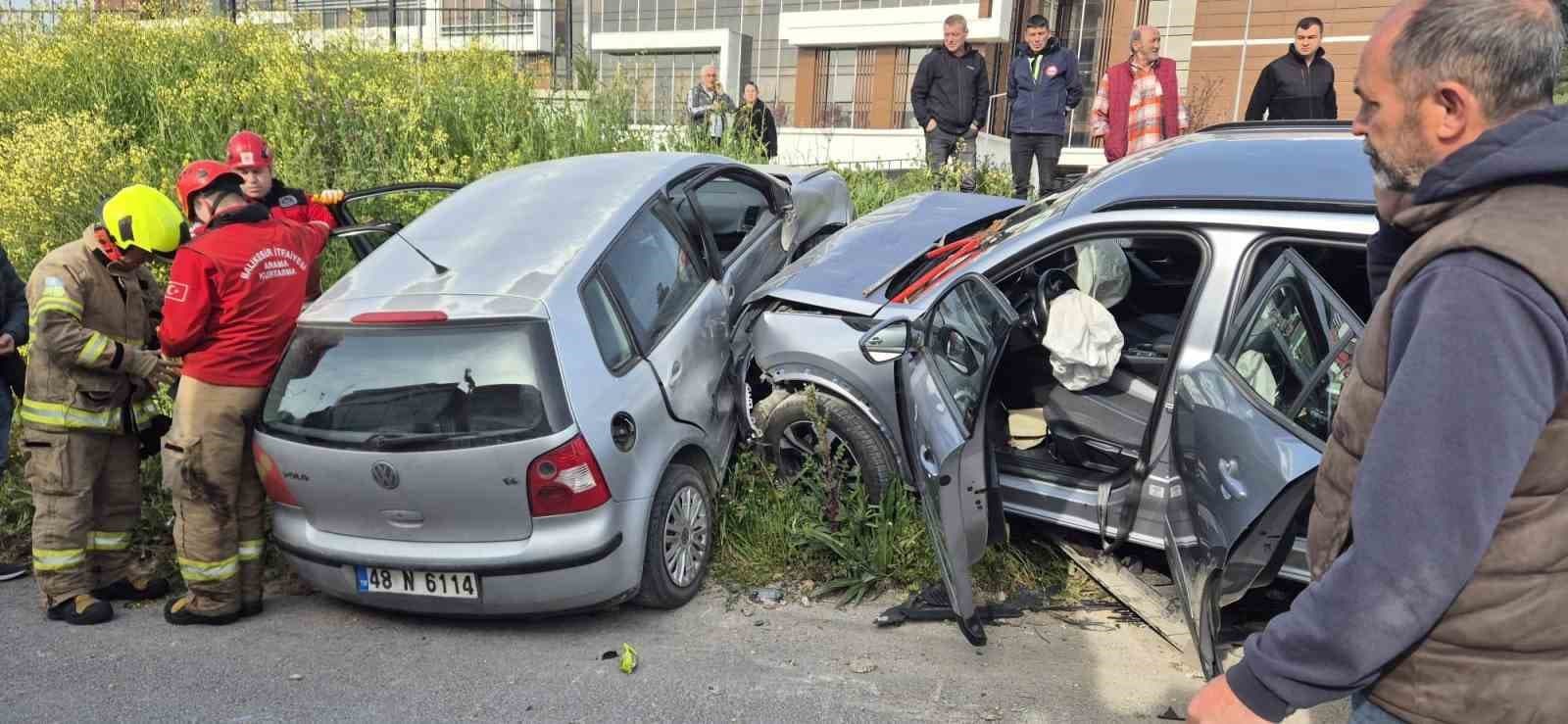 Susurluk’ta çift taraflı trafik kazası: 4 kişi yaralandı