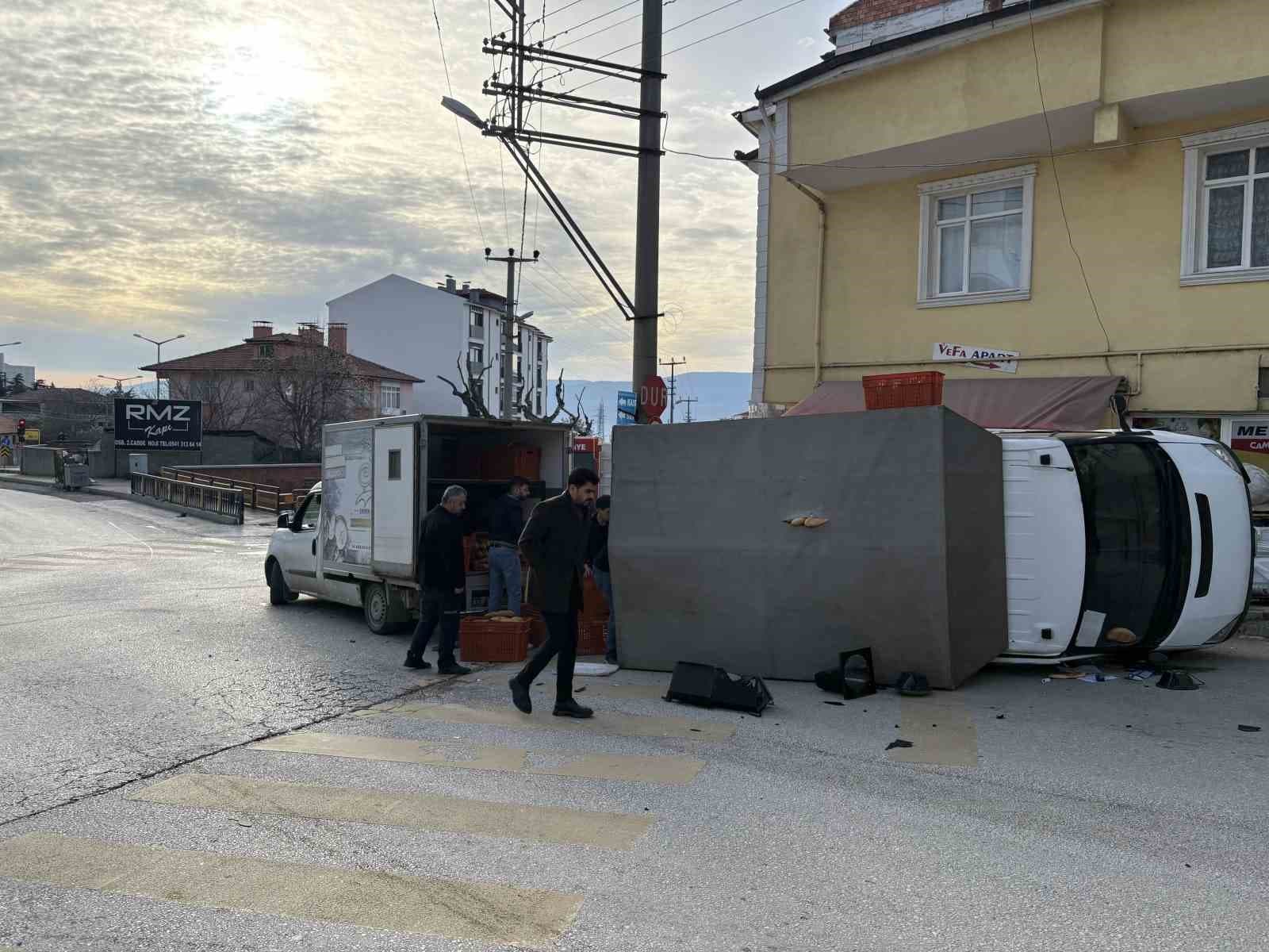 Kastamonu’da ekmek taşıyan fırın araçları çarpıştı: 3 yaralı