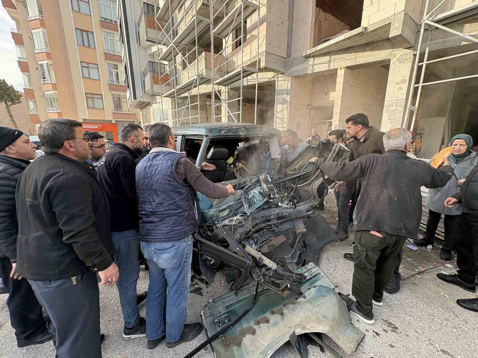 Kastamonu’da ekmek taşıyan fırın araçları çarpıştı: 3 yaralı