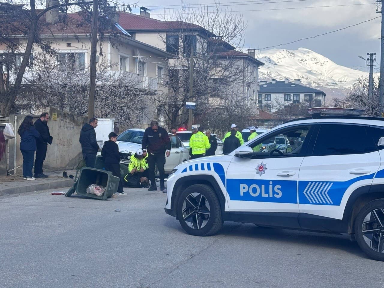 Erzincan’da otomobil ile motosiklet çarpıştı: 1 yaralı