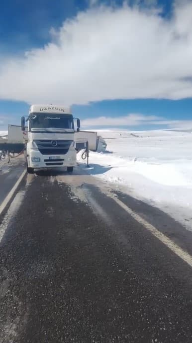 Kars’ta kayan tır yolu kapattı