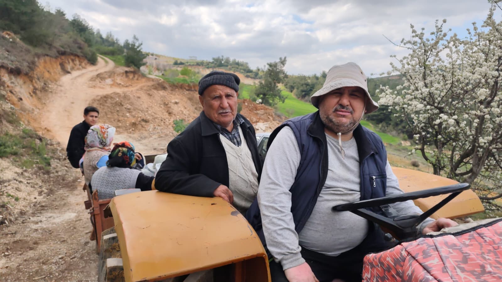 Yol çöktü, mahalleli 3 aydır tarlasına yürüyerek gidiyor