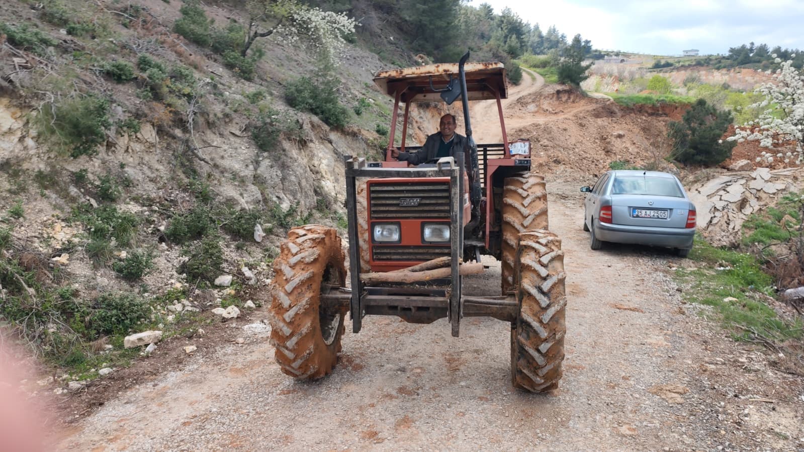 Yol çöktü, mahalleli 3 aydır tarlasına yürüyerek gidiyor