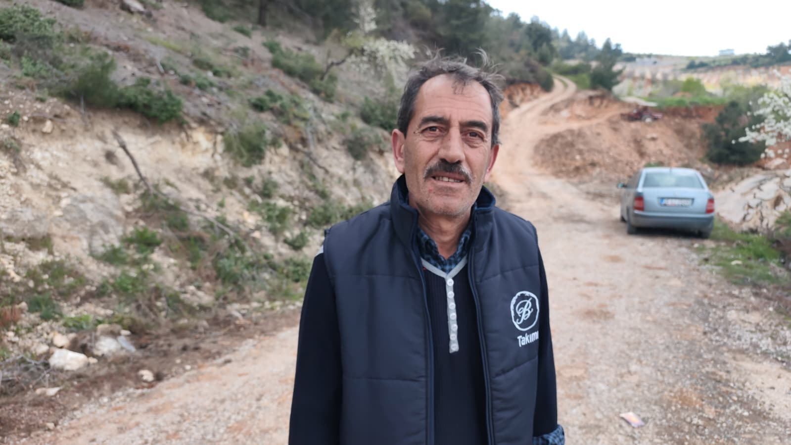 Yol çöktü, mahalleli 3 aydır tarlasına yürüyerek gidiyor