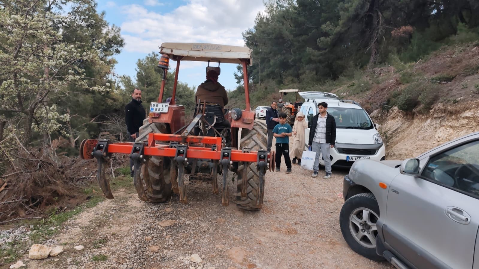 Yol çöktü, mahalleli 3 aydır tarlasına yürüyerek gidiyor