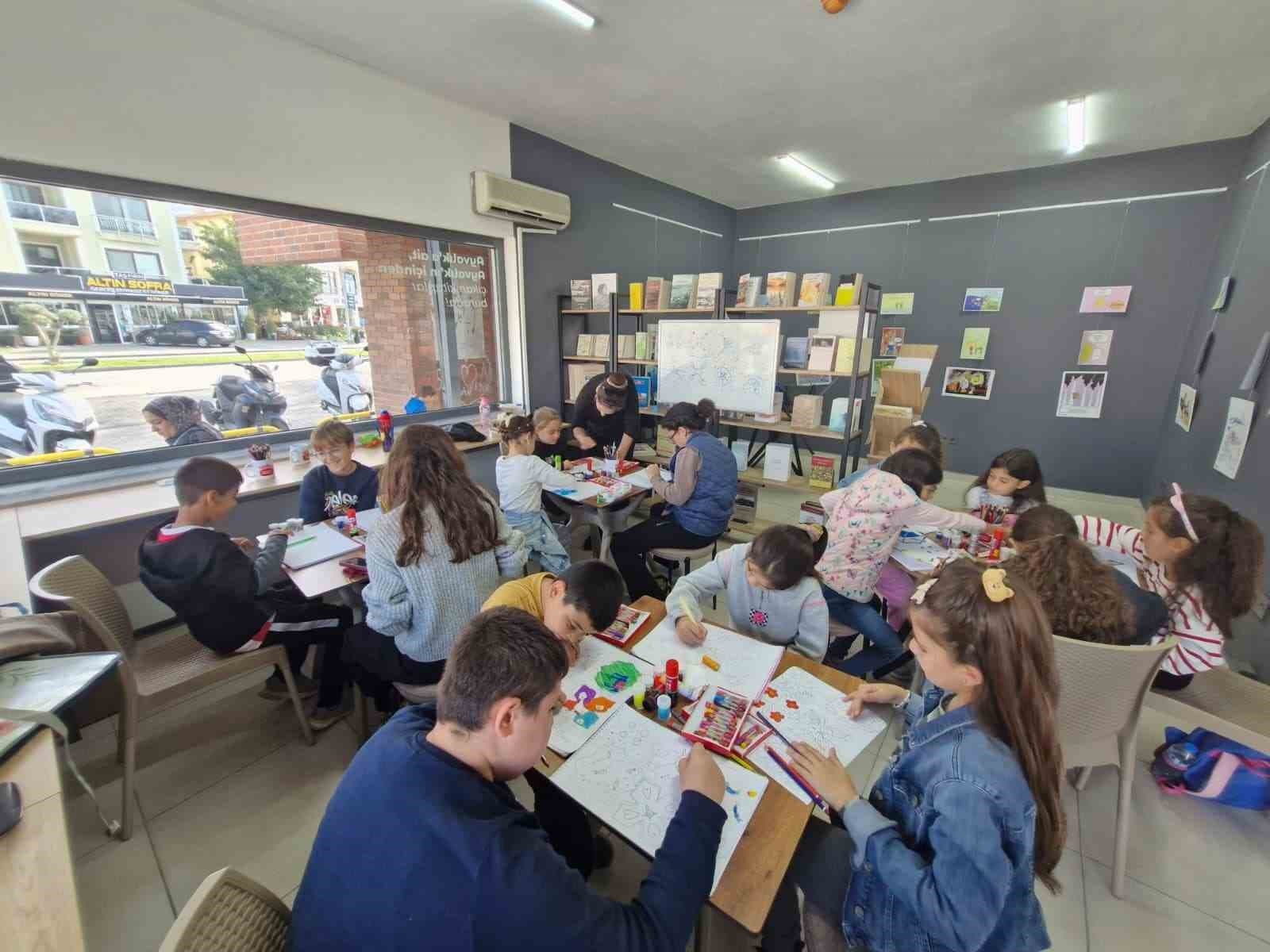 Ayvalık Belediyesi’nin resim atölyelerine yoğun ilgi
