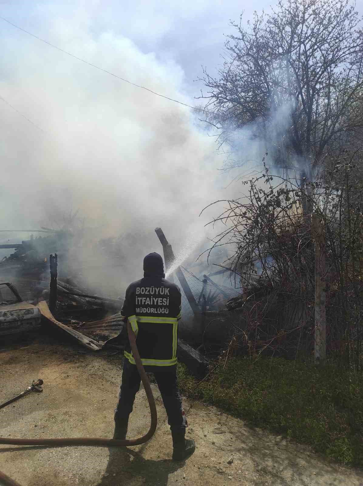 Araç yangını odunluğa sıçradı