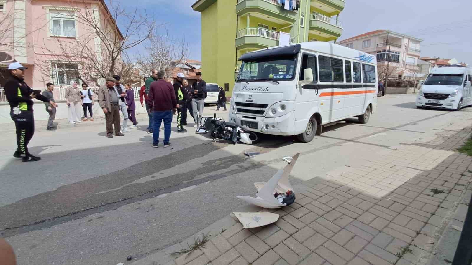 Minibüsün çarptığı elektrikli bisikletteki 2 çocuk ağır yaralandı