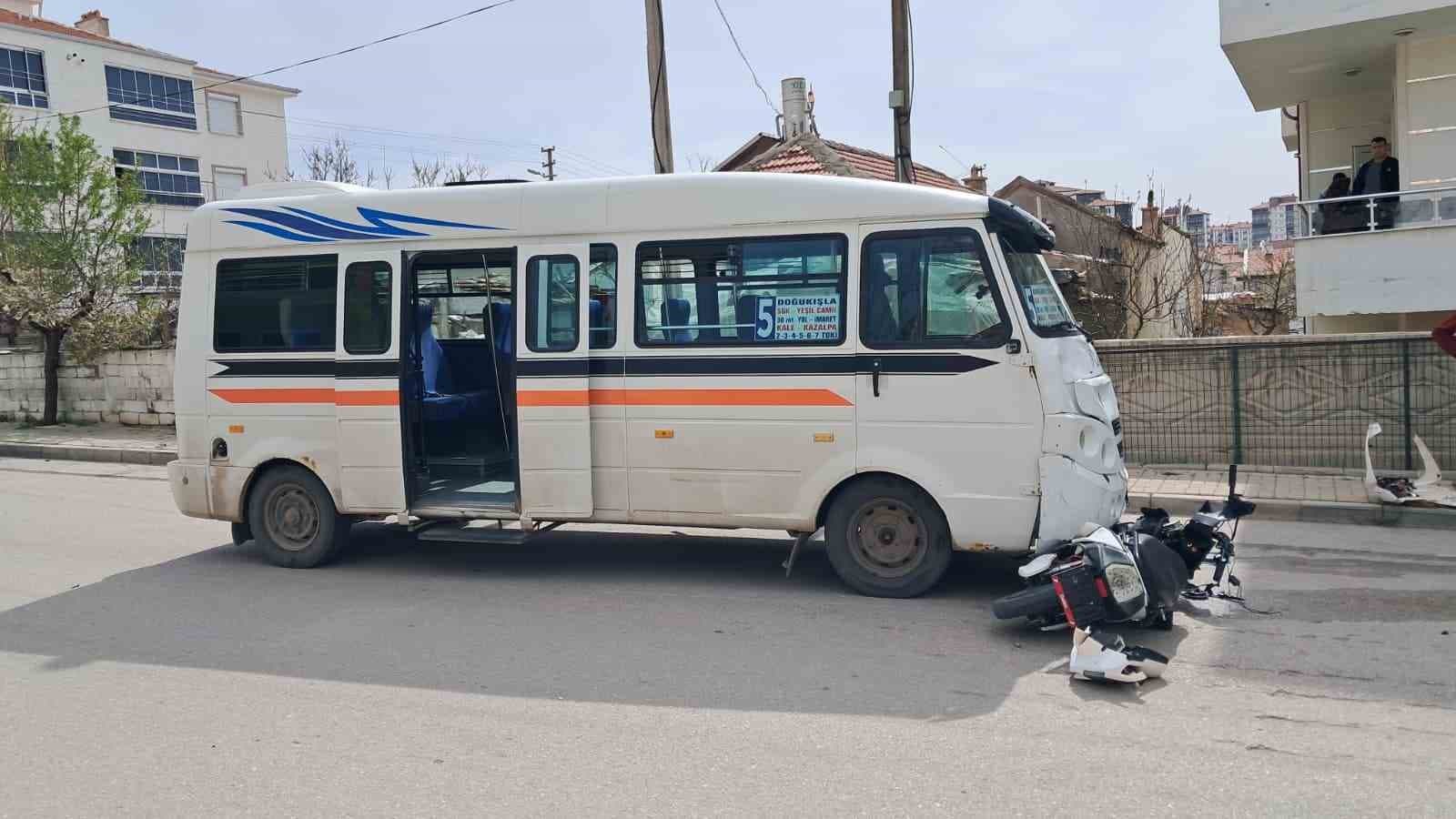 Minibüsün çarptığı elektrikli bisikletteki 2 çocuk ağır yaralandı