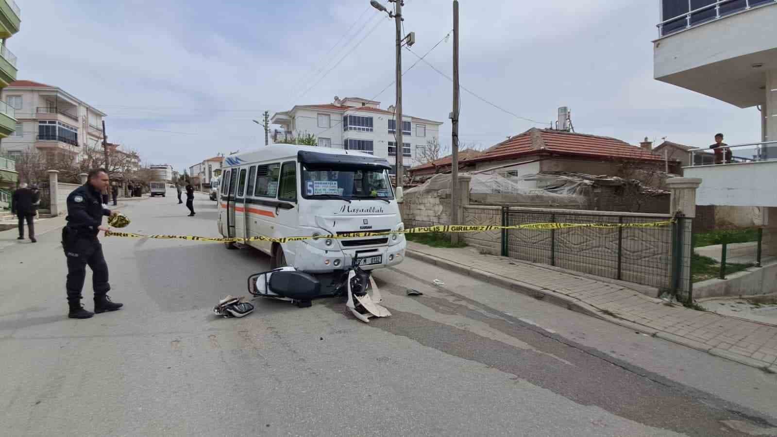 Minibüsün çarptığı elektrikli bisikletteki 2 çocuk ağır yaralandı