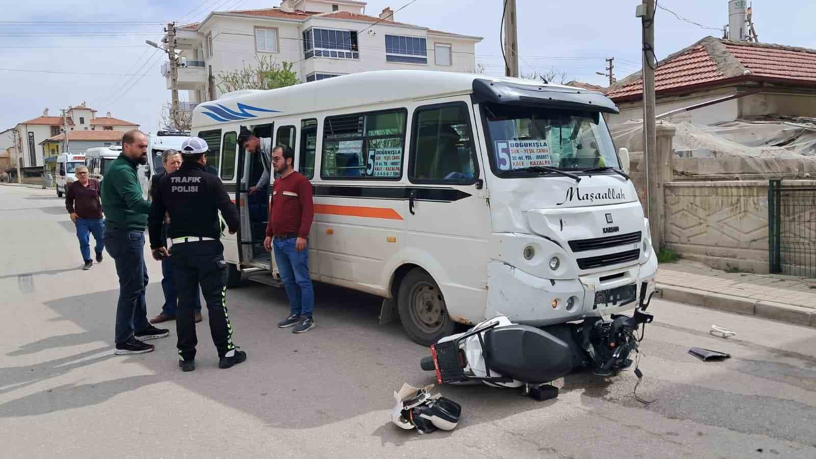 Minibüsün çarptığı elektrikli bisikletteki 2 çocuk ağır yaralandı