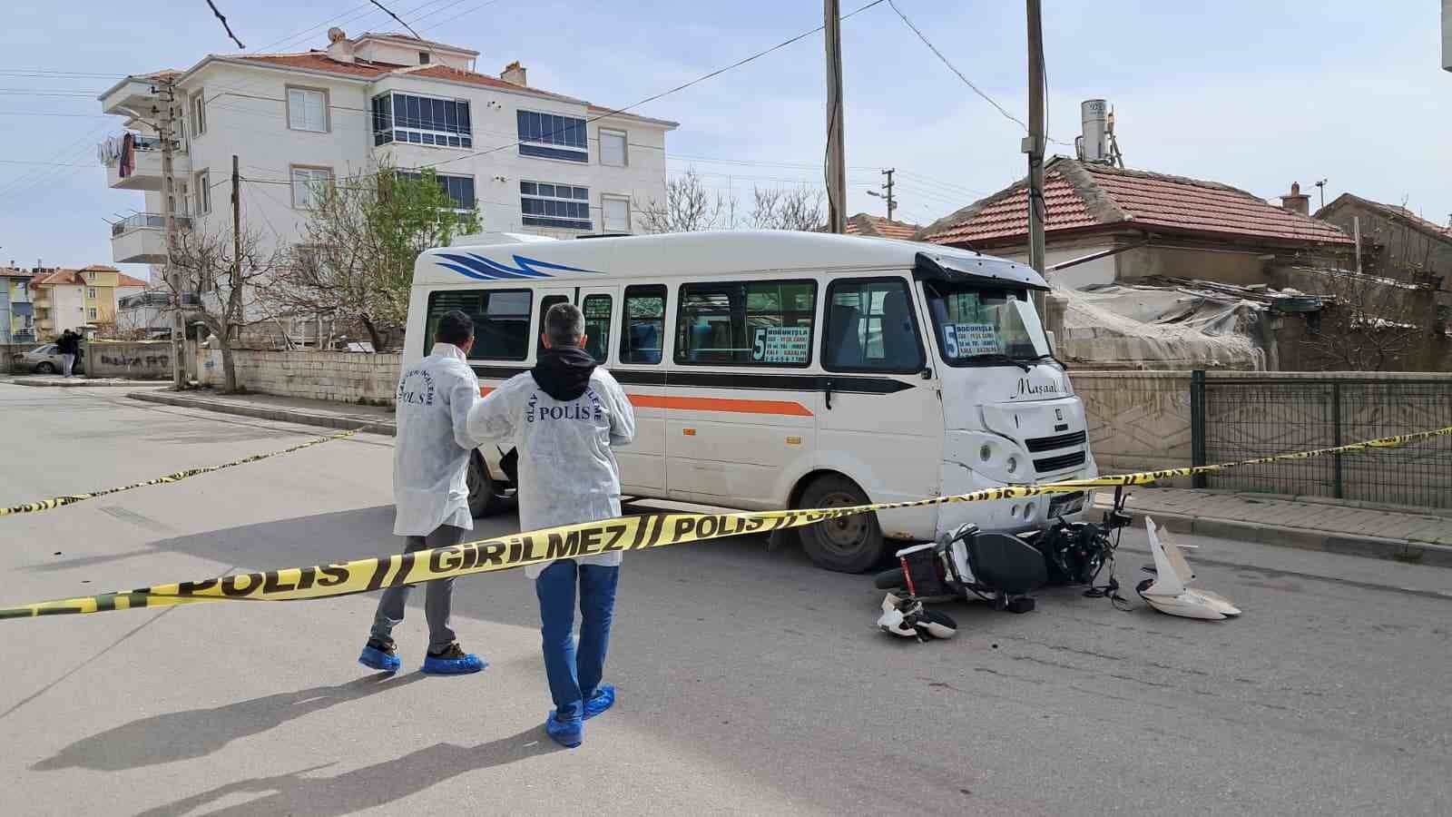 Minibüsün çarptığı elektrikli bisikletteki 2 çocuk ağır yaralandı