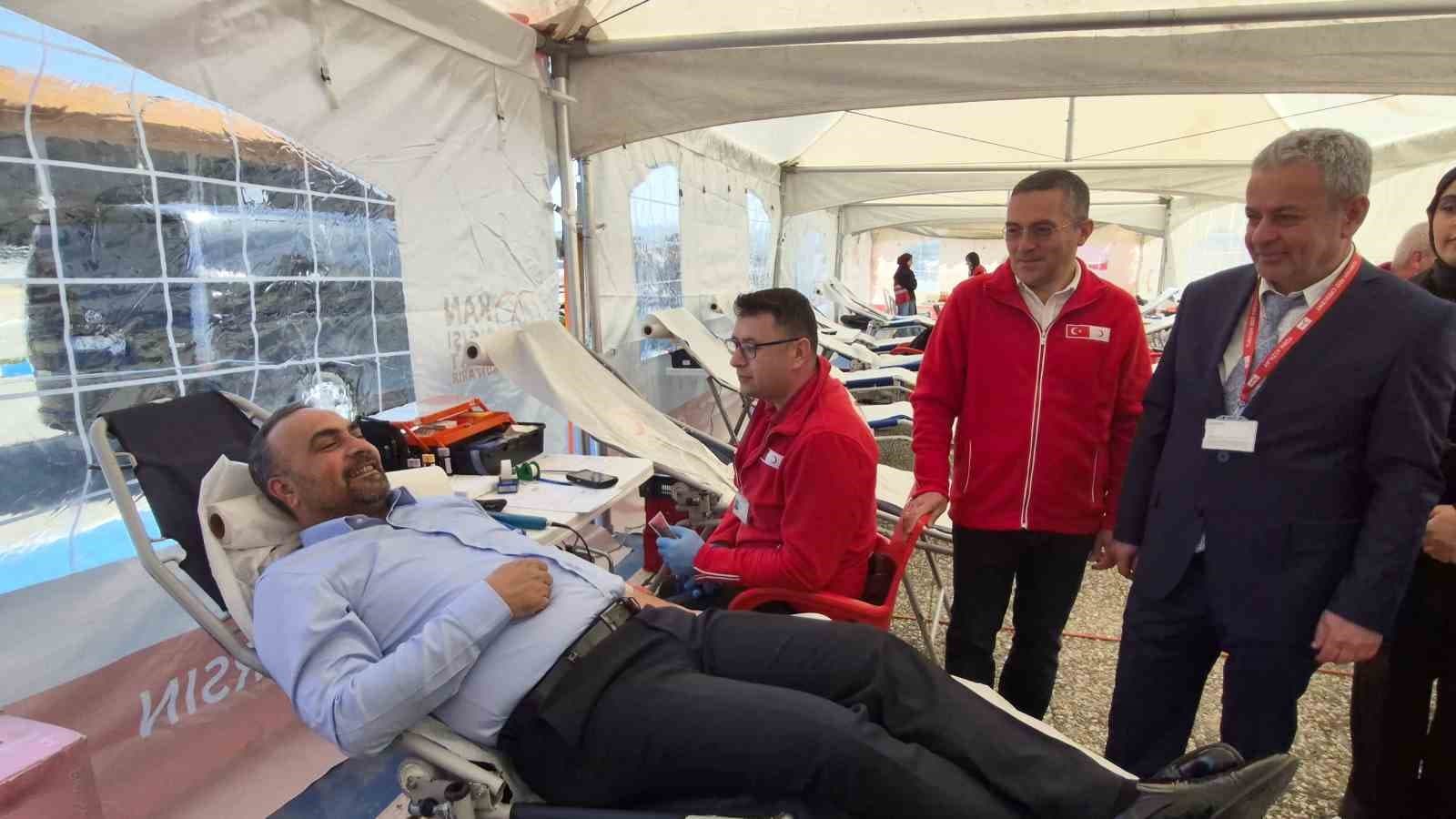 Üniversite öğrencilerinden kan bağış kampanyasına yoğun ilgi