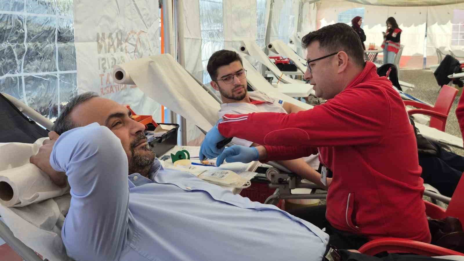 Üniversite öğrencilerinden kan bağış kampanyasına yoğun ilgi