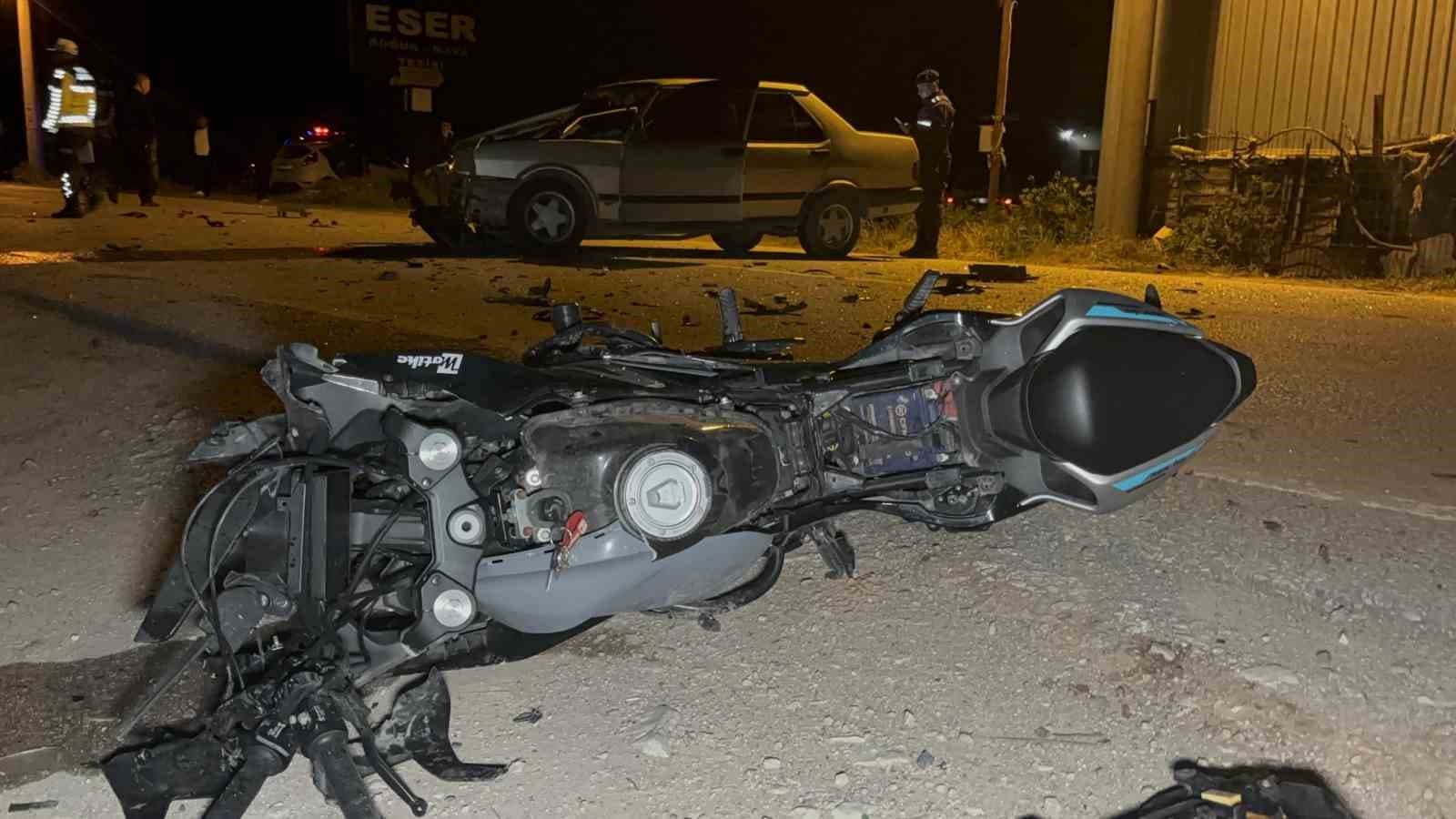 Acı kaza güvenlik kamerasına yansıdı; otomobille çarpışan motosiklet sürücüsü metrelerce havaya uçtu
