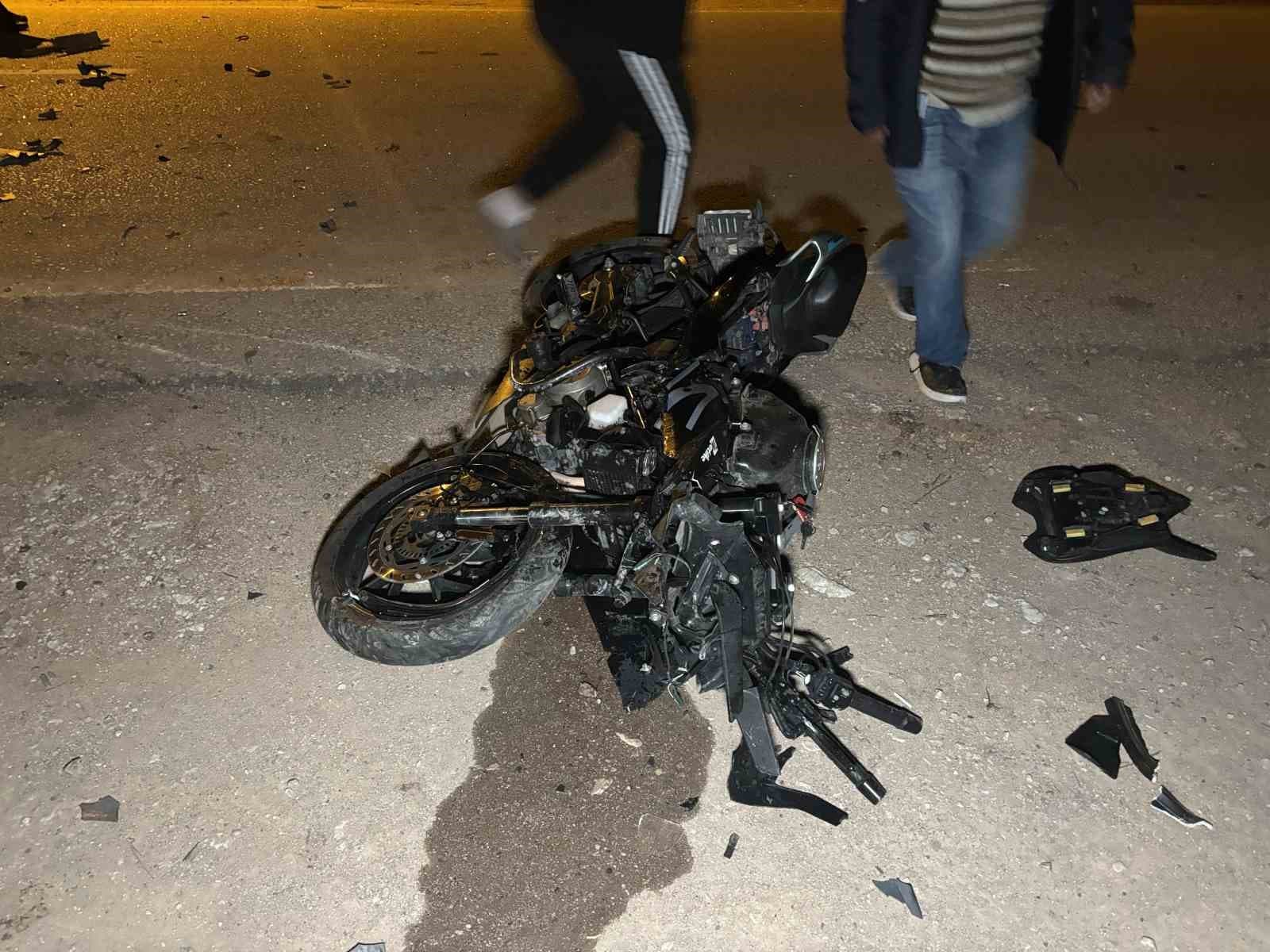 Acı kaza güvenlik kamerasına yansıdı; otomobille çarpışan motosiklet sürücüsü metrelerce havaya uçtu