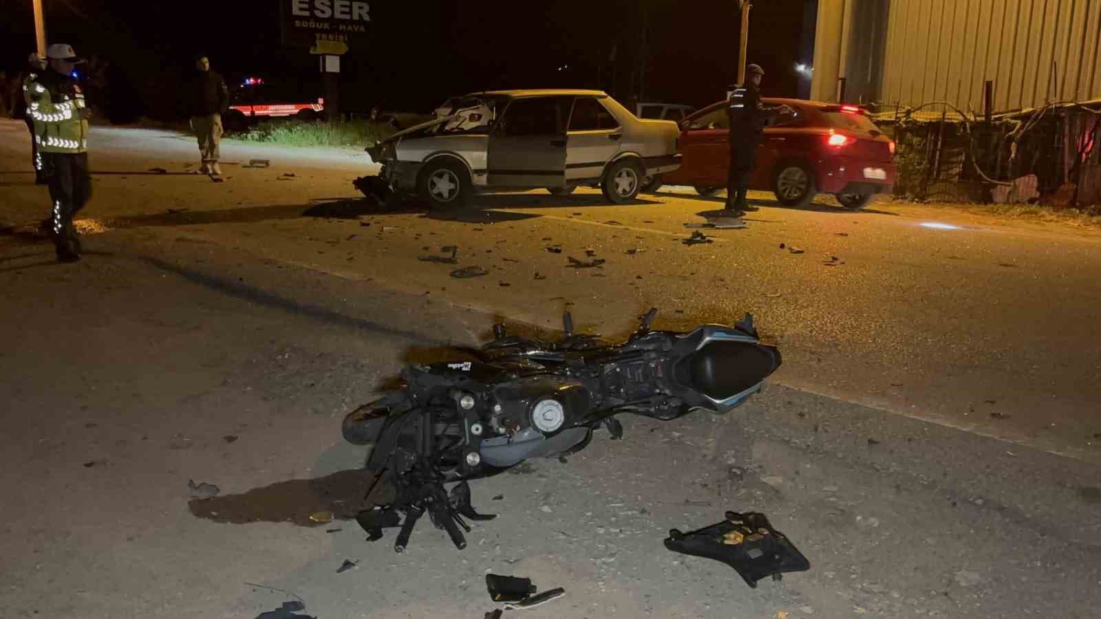 Acı kaza güvenlik kamerasına yansıdı; otomobille çarpışan motosiklet sürücüsü metrelerce havaya uçtu