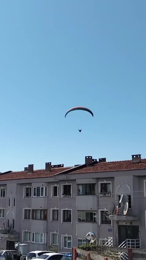 Gökyüzünde gülümseten anlar, paraşütçüyü çaya davet etti