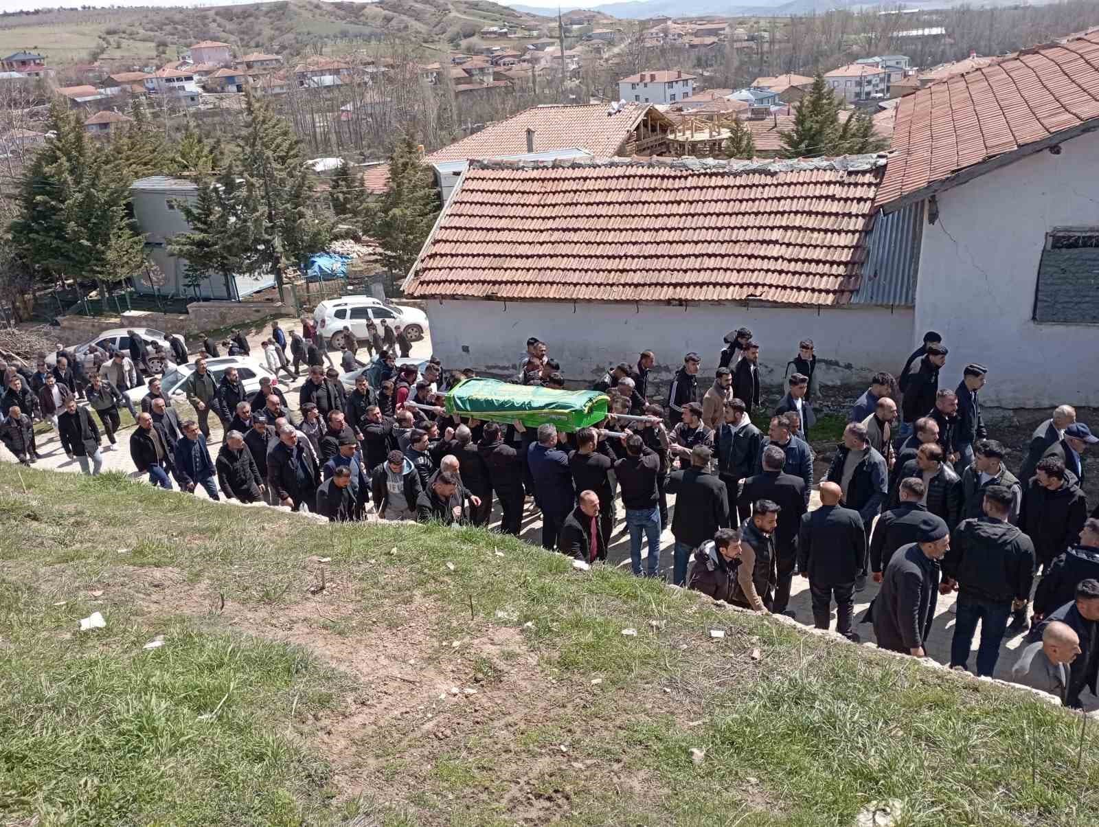 Traktörden düşerek hayatını kaybeden genç son yolculuğuna uğurlandı