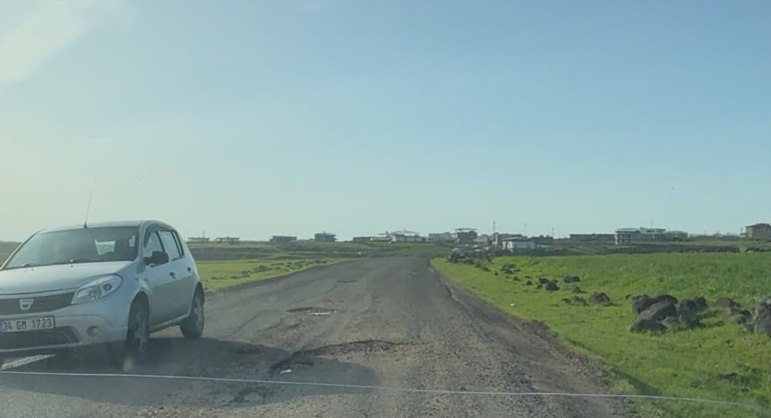 Yağışların ardından yollar köstebek yuvasına döndü