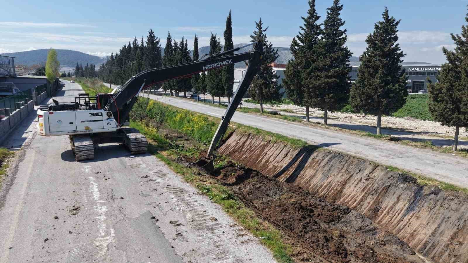 Akhisar’da 5 kilometrelik dere hattı temizleniyor