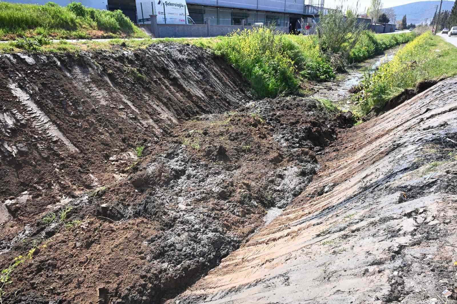 Akhisar’da 5 kilometrelik dere hattı temizleniyor