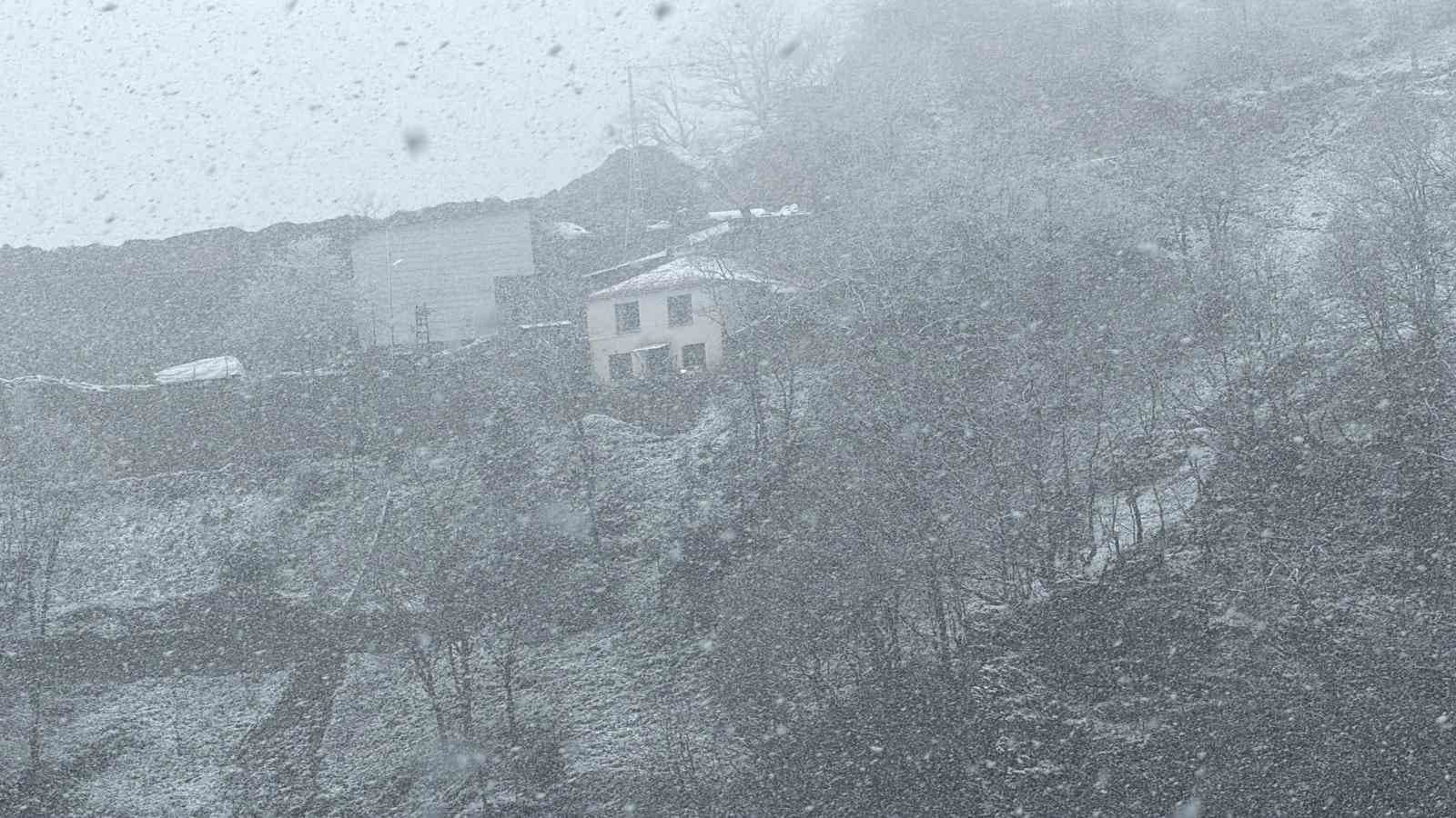 Zigana Dağı’nın yüksek kesimlerinde Nisan ayının ortasında lapa lapa kar süprizi