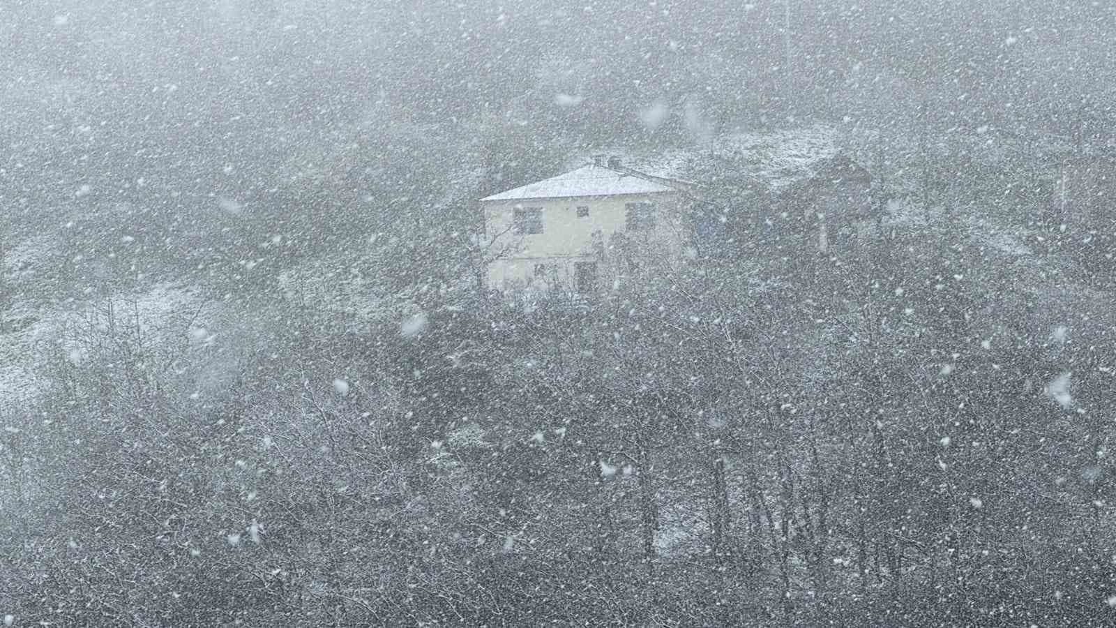 Zigana Dağı’nın yüksek kesimlerinde Nisan ayının ortasında lapa lapa kar süprizi