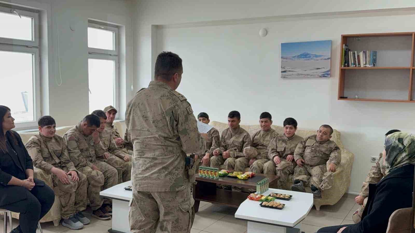 Ağrı’da özel bireyler askeri üniforma giyerek temsili askerlik yaptı