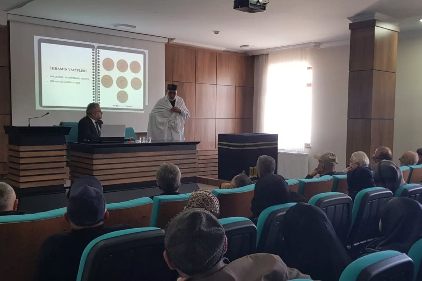 Bayburt’ta hacı adayları seminerde bilgilendirildi
