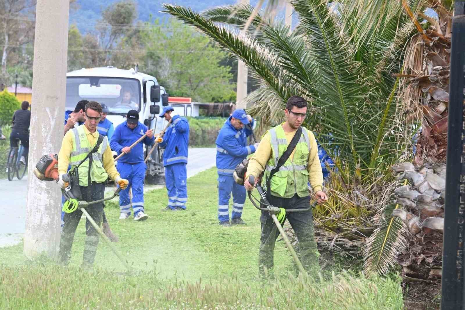 Aydın Büyükşehir Belediyesi Kuşadası’nda çalışmalarını sürdürüyor