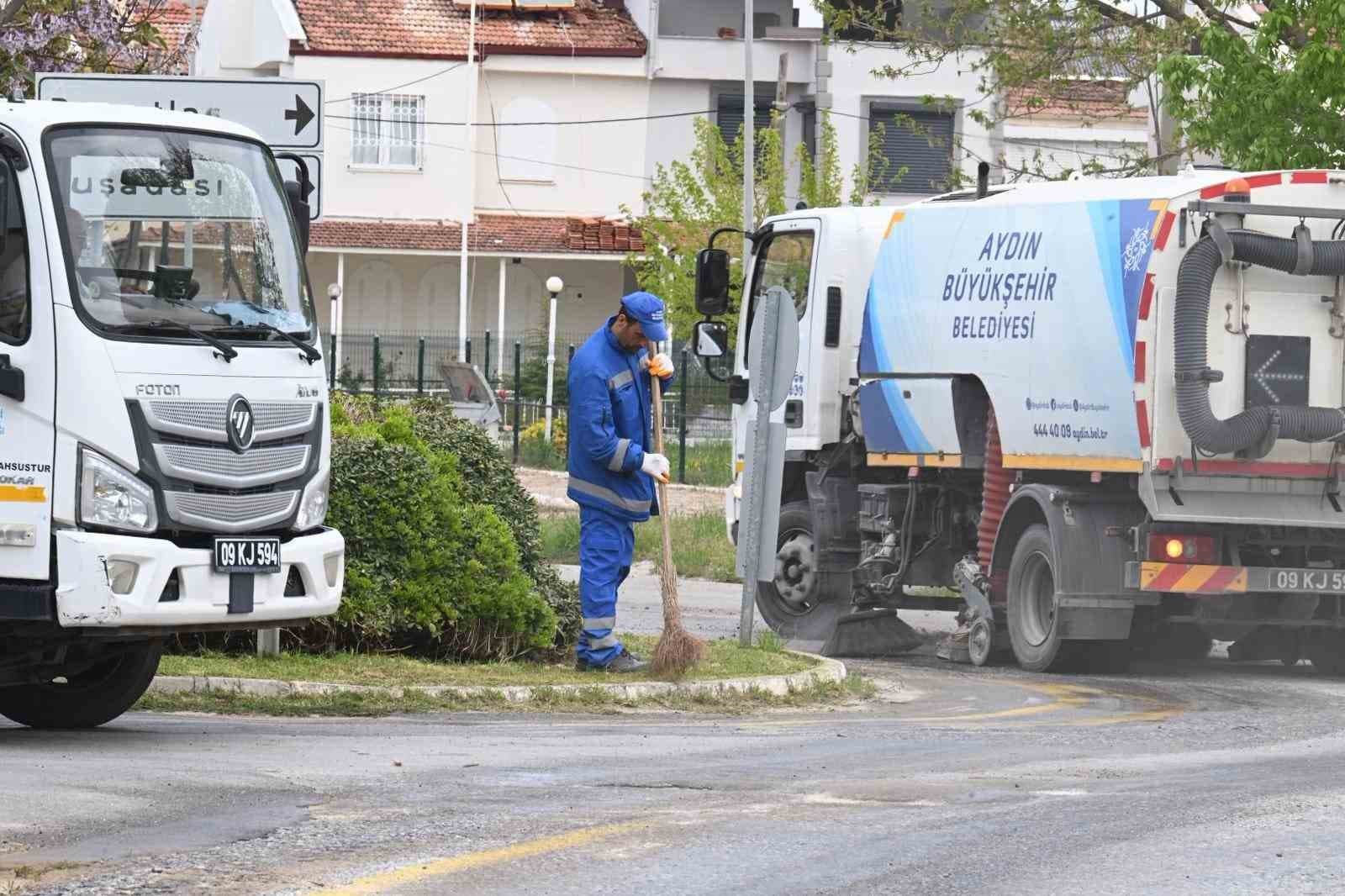 Aydın Büyükşehir Belediyesi Kuşadası’nda çalışmalarını sürdürüyor
