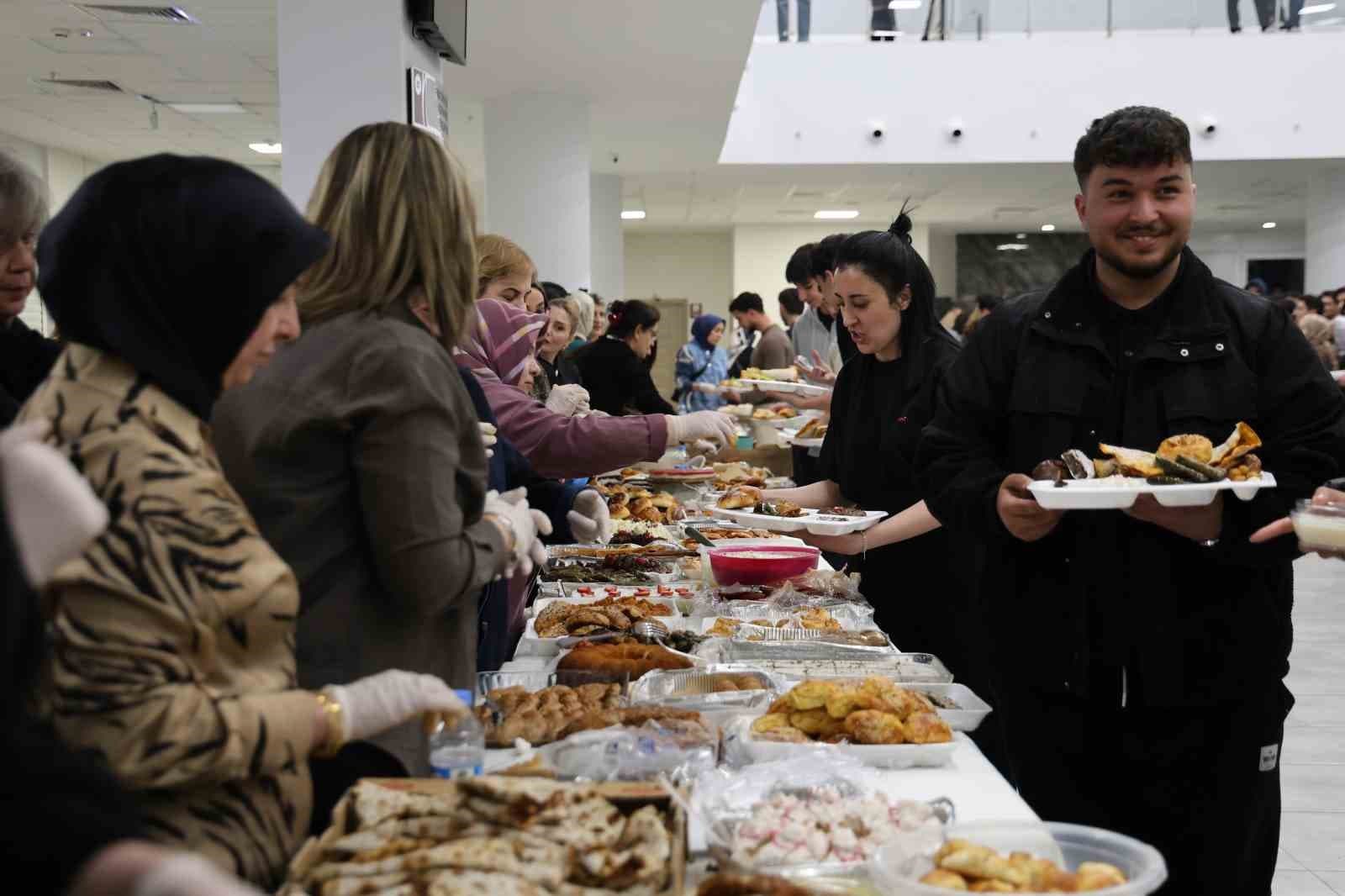 Fırat Üniversitesi’nde sınav öncesi öğrencilere 150 çeşit ev yemeği ikram edildi