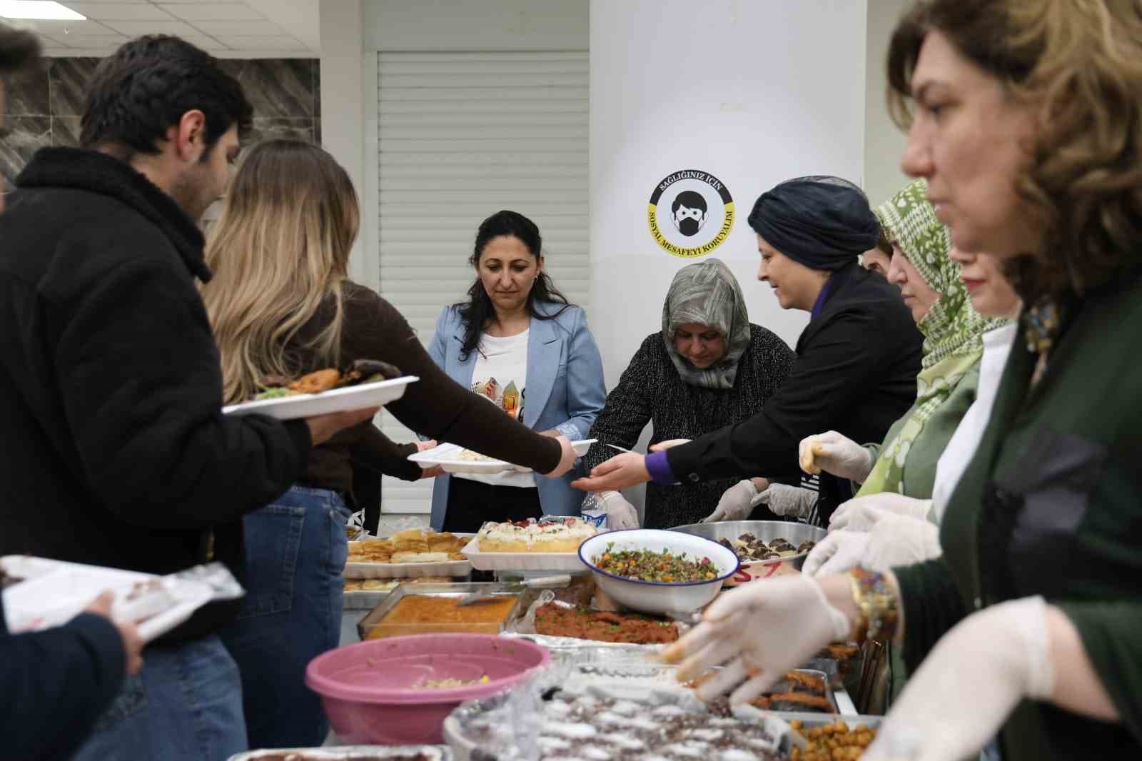 Fırat Üniversitesi’nde sınav öncesi öğrencilere 150 çeşit ev yemeği ikram edildi