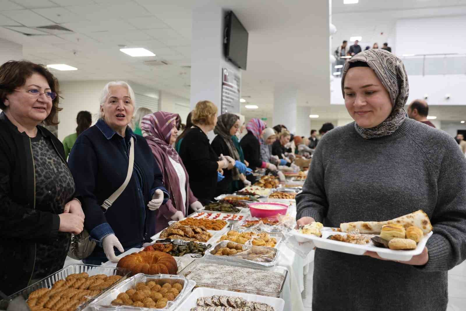 Fırat Üniversitesi’nde sınav öncesi öğrencilere 150 çeşit ev yemeği ikram edildi