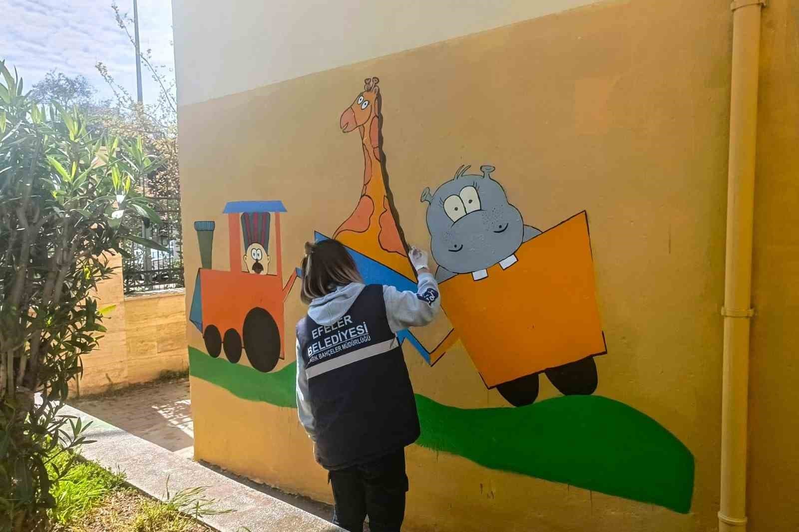 Efeler’in parkları renkleniyor