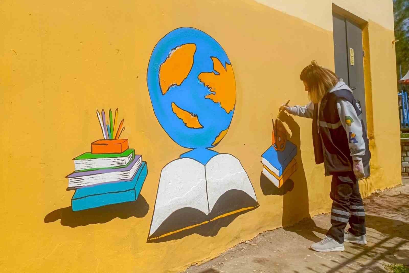 Efeler’in parkları renkleniyor