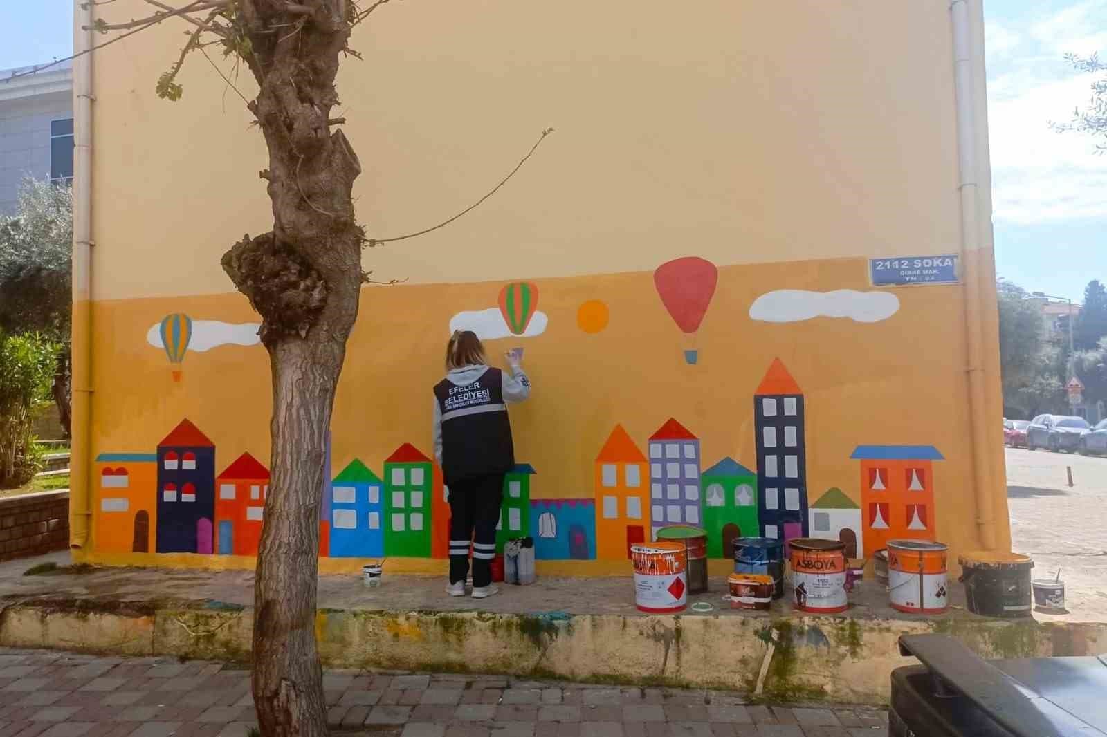 Efeler’in parkları renkleniyor