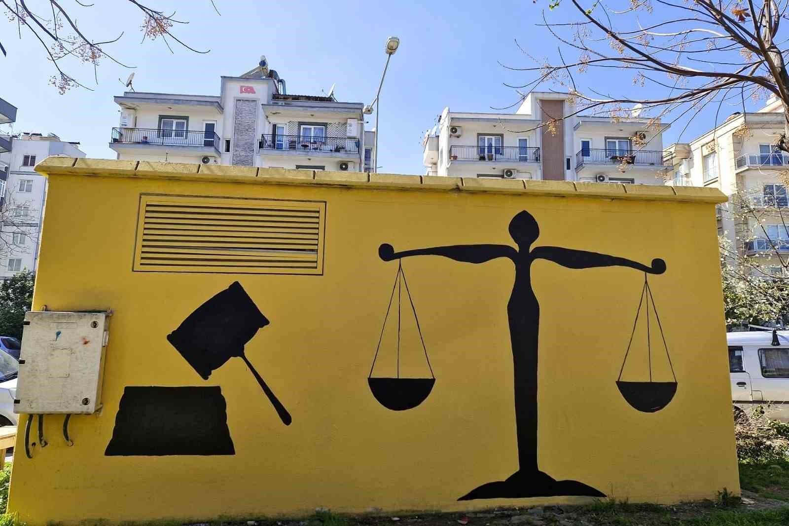 Efeler’in parkları renkleniyor