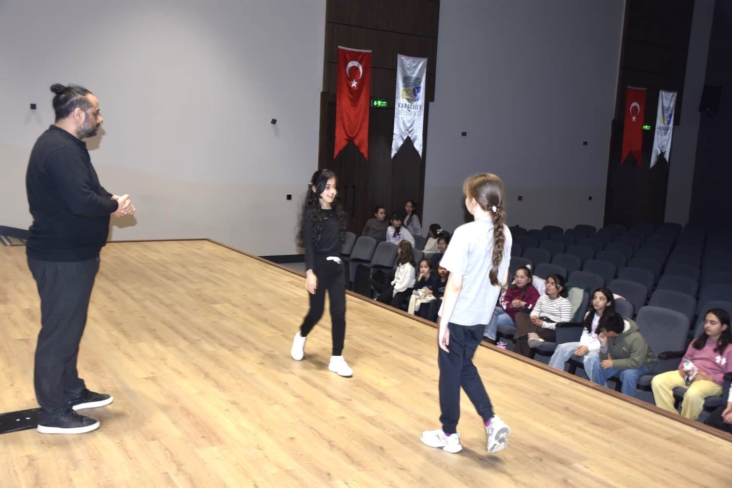 Karacabey Belediyesi çocuk tiyatro ekibi kuruldu