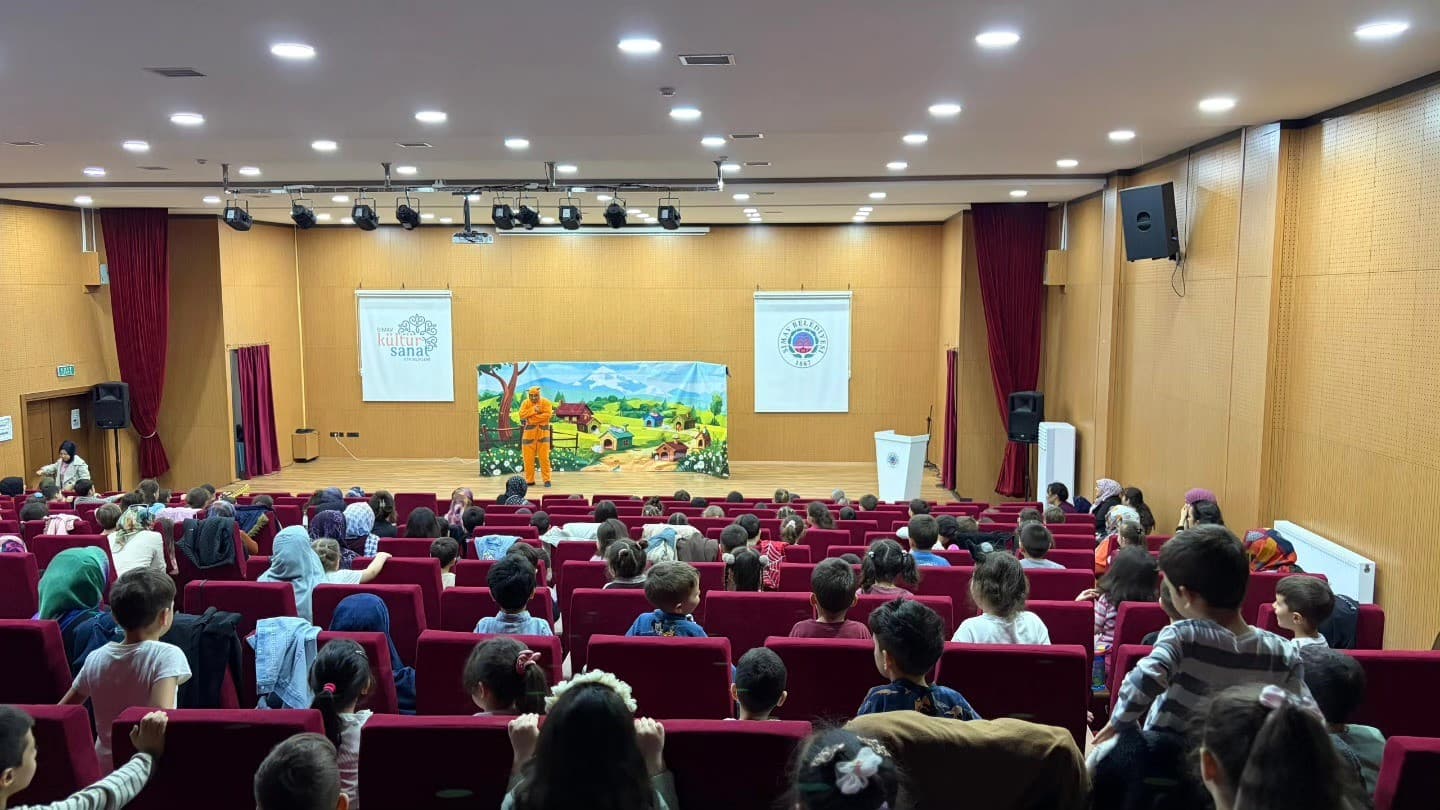 Simav’da 4-6 yaş Kur’an kursu öğrencileri tiyatroyla buluştu