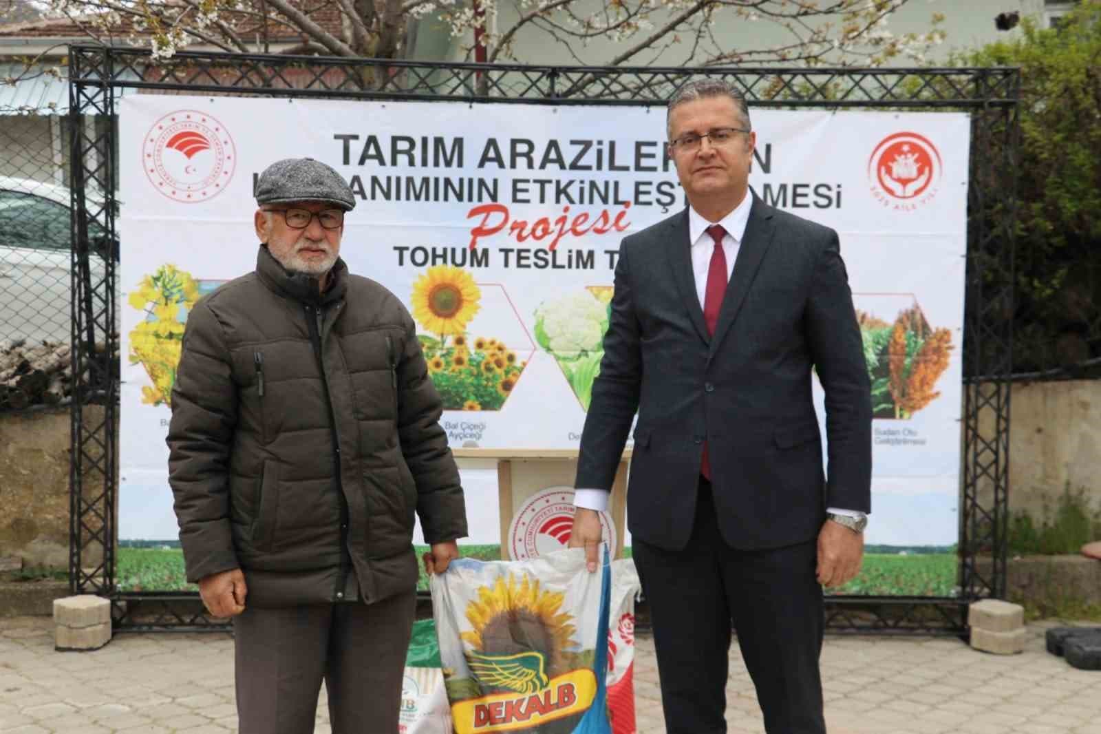 Ayçiçeği ve kuru fasulye tohumları çiftçilere teslim edildi