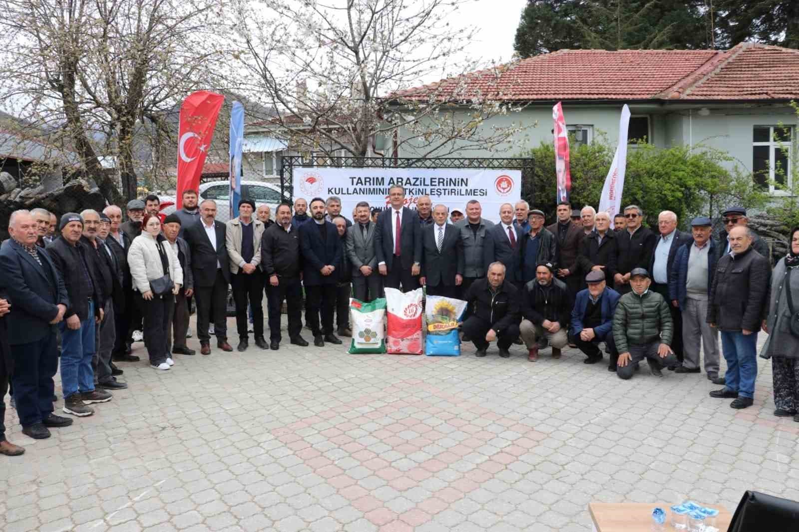 Ayçiçeği ve kuru fasulye tohumları çiftçilere teslim edildi