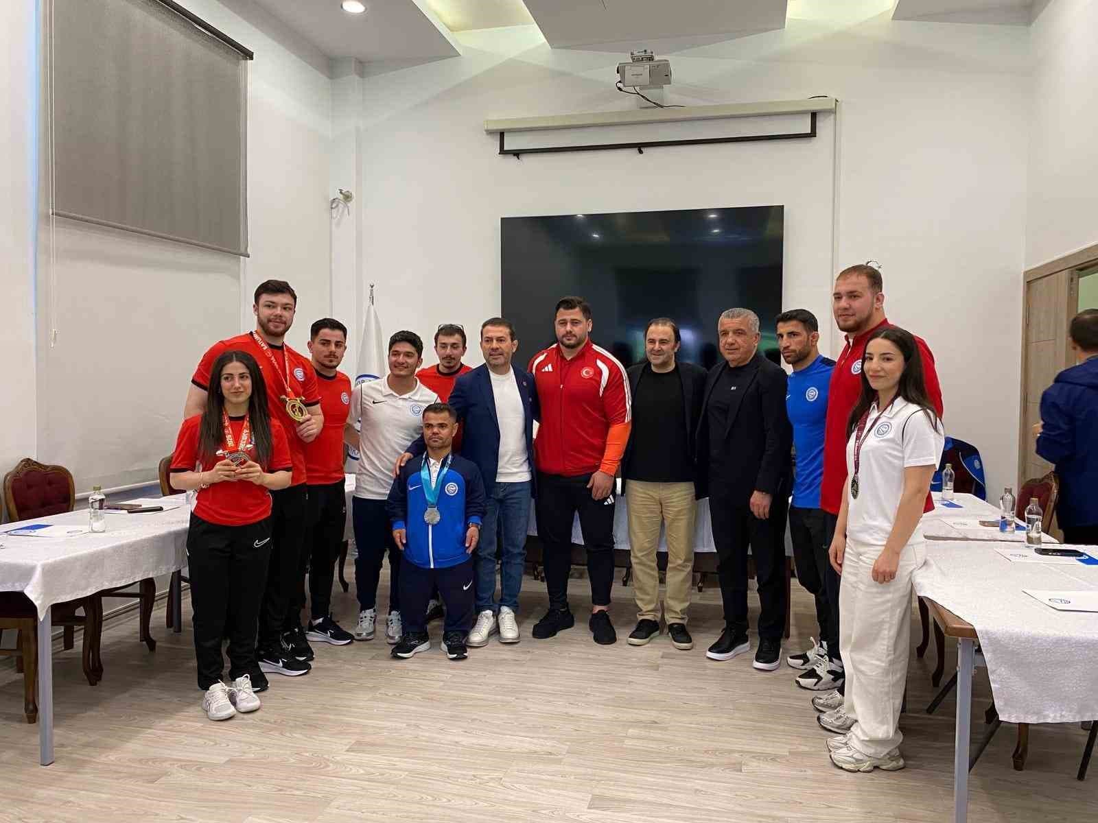 Rıza Kayaalp: "Aktif güreş yapmayan Taha Akgül rekoru kırmaya daha yakın"