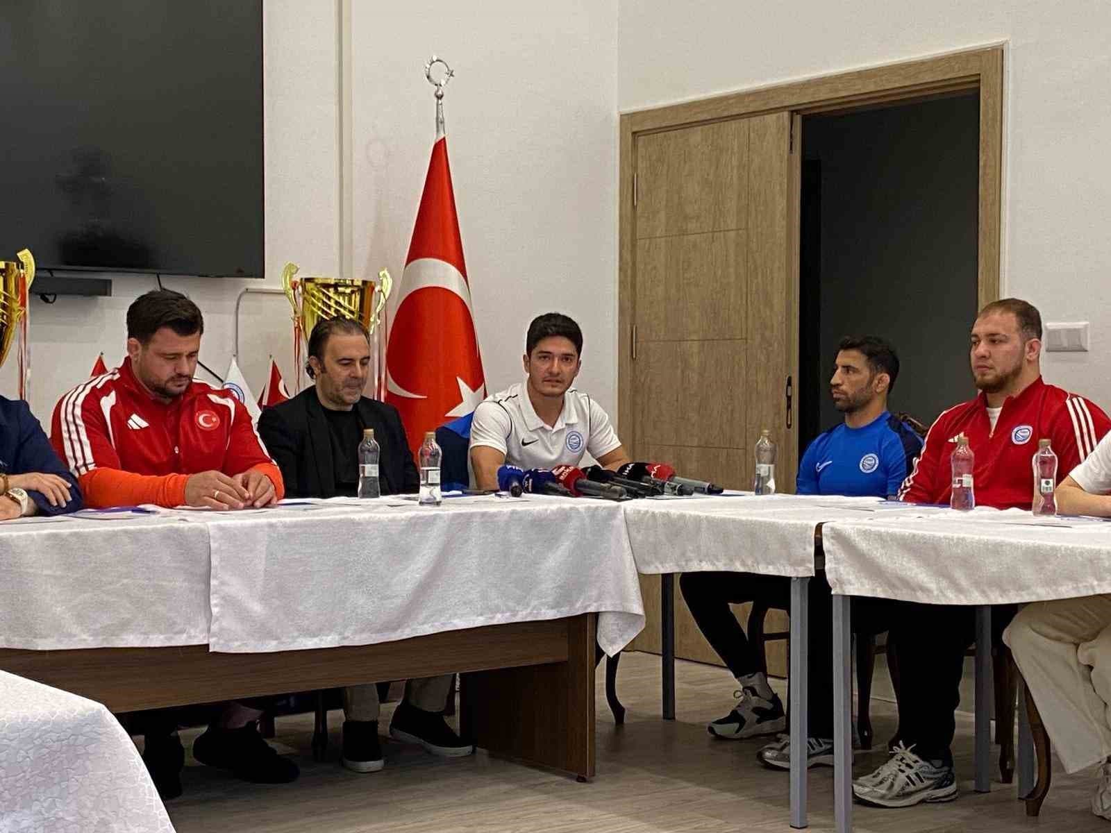 Rıza Kayaalp: "Aktif güreş yapmayan Taha Akgül rekoru kırmaya daha yakın"