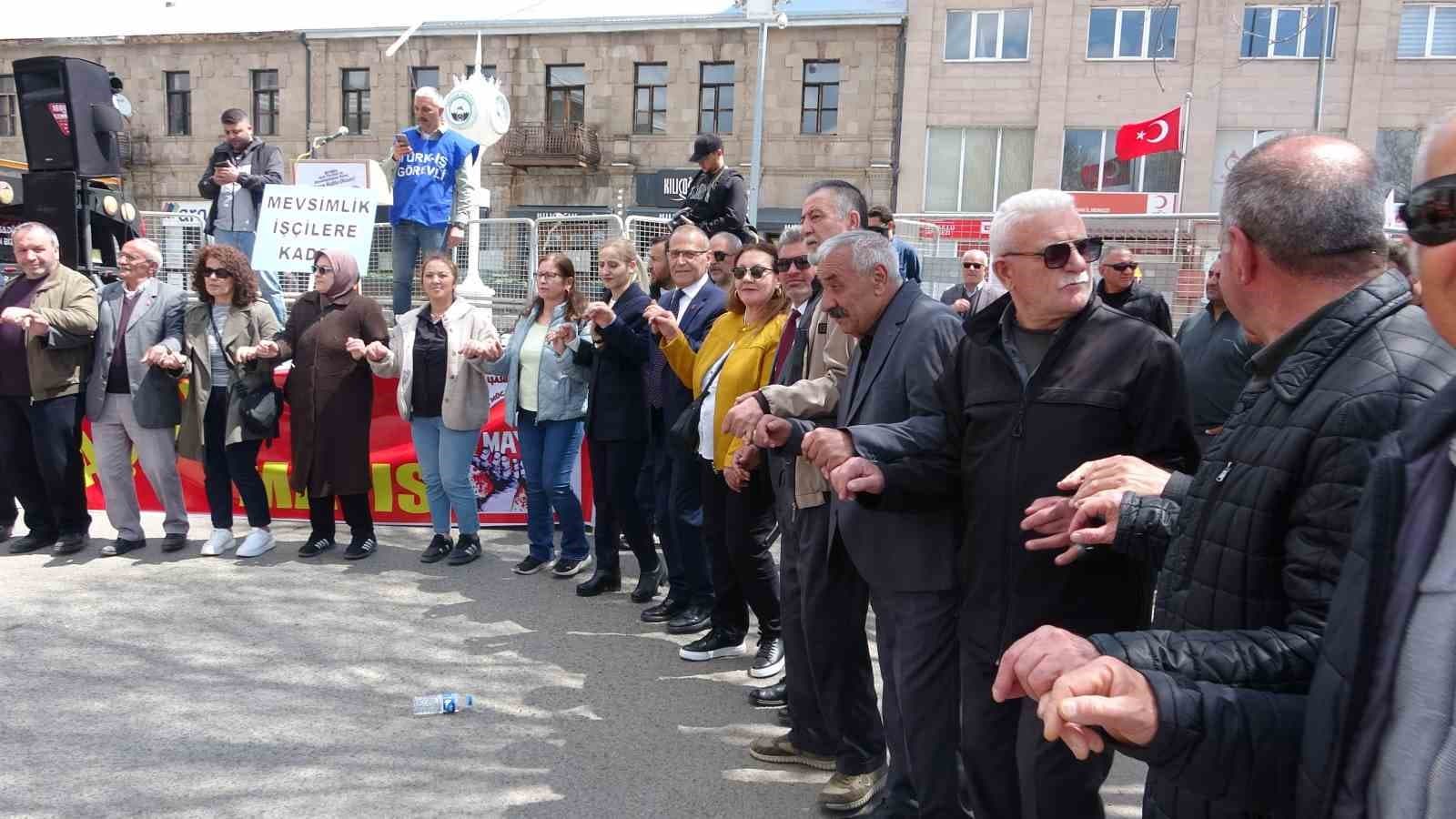 Ardahan’da 1 Mayıs Emek ve Dayanışma Günü halaylarla kutlandı