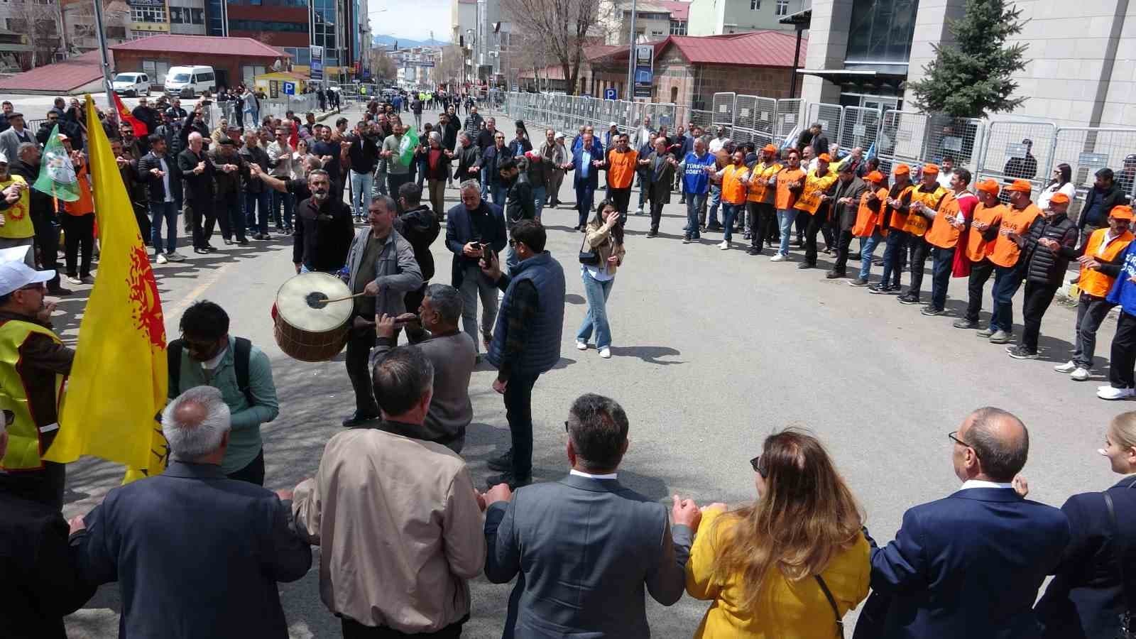 Ardahan’da 1 Mayıs Emek ve Dayanışma Günü halaylarla kutlandı