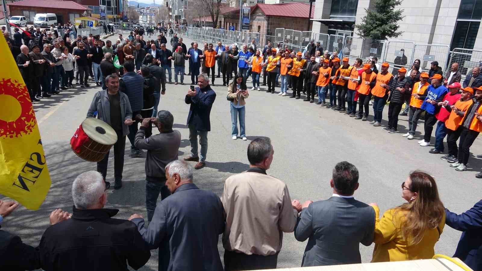 Ardahan’da 1 Mayıs Emek ve Dayanışma Günü halaylarla kutlandı
