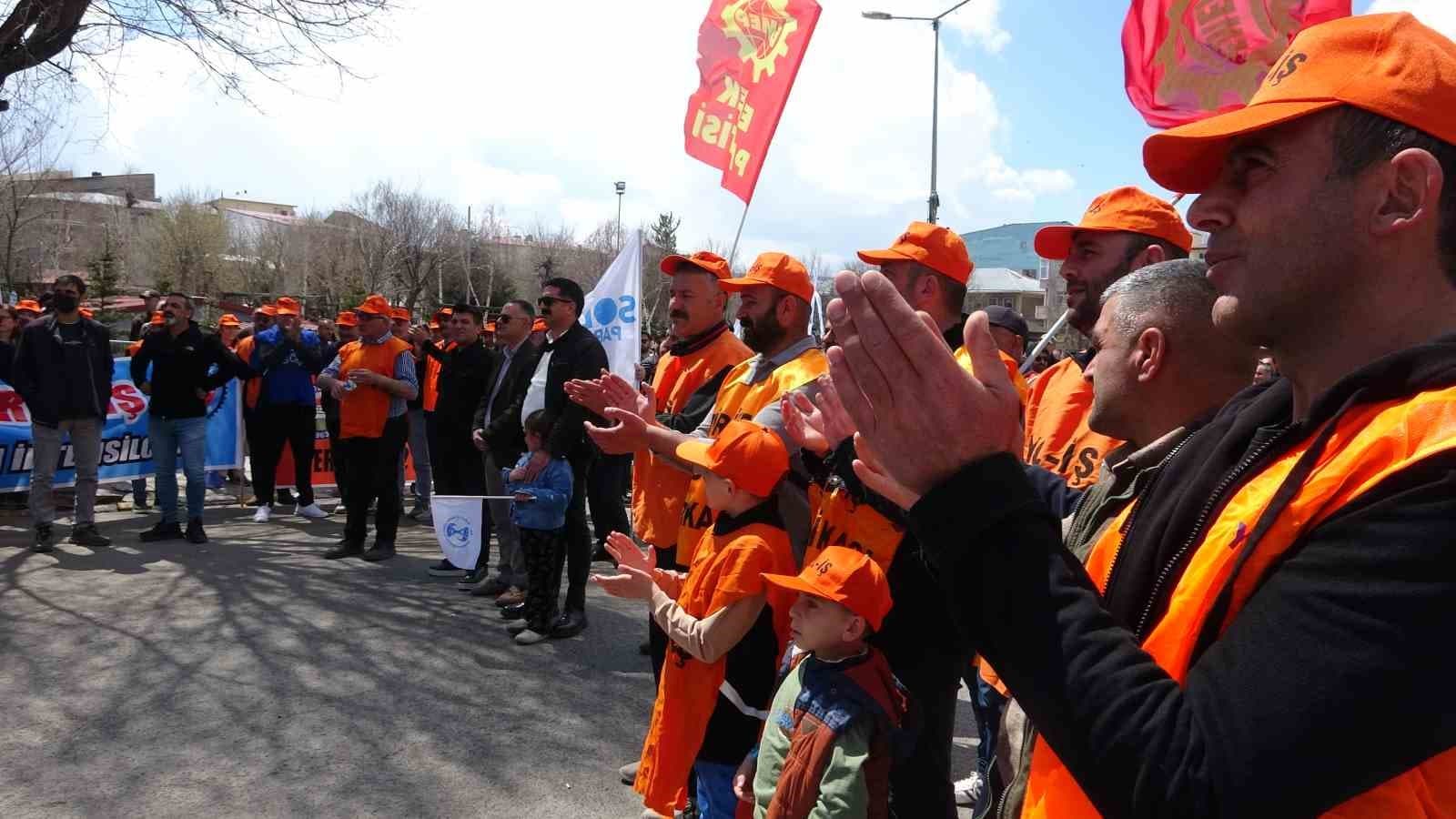 Ardahan’da 1 Mayıs Emek ve Dayanışma Günü halaylarla kutlandı
